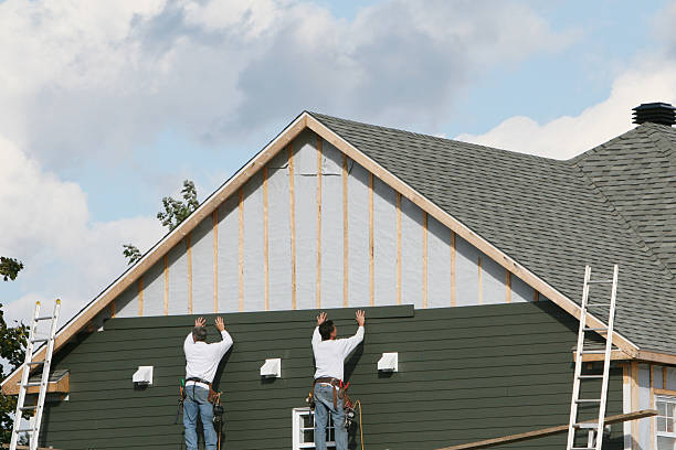 Professional Siding technician working in Bishopville, SC